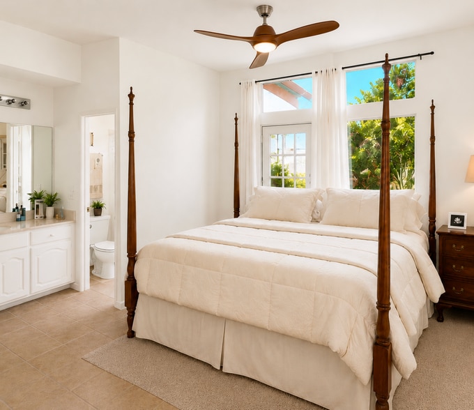 Primary bedroom with in-suite bath - 4425 Kansas St