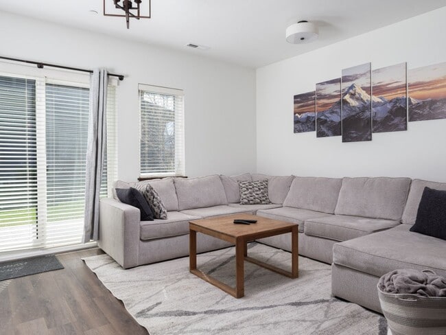 Building Photo - Seasonal Finished 2 BR 2.5 Bath with attac...