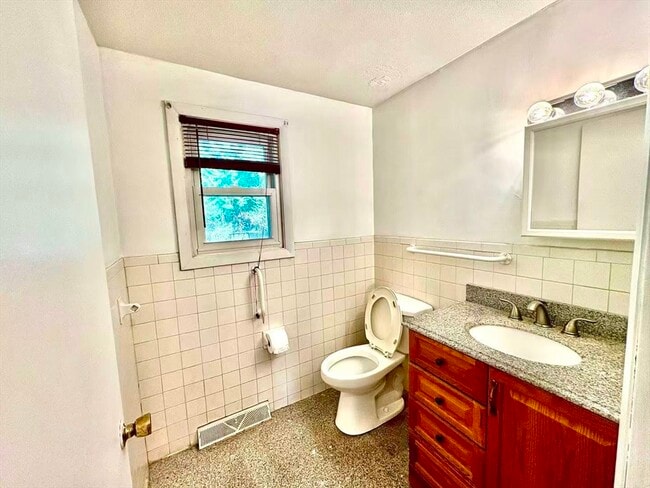 Building Photo - 42 Yorktown Ct