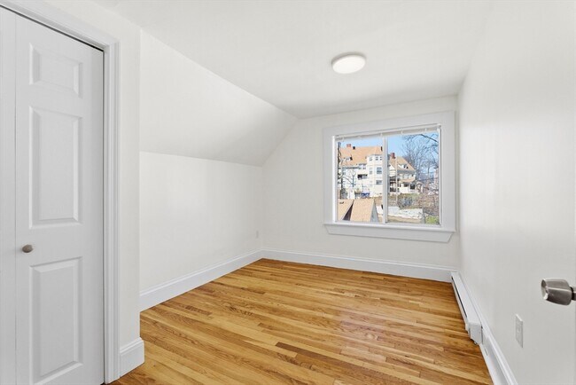 Building Photo - 70 Bellevue St