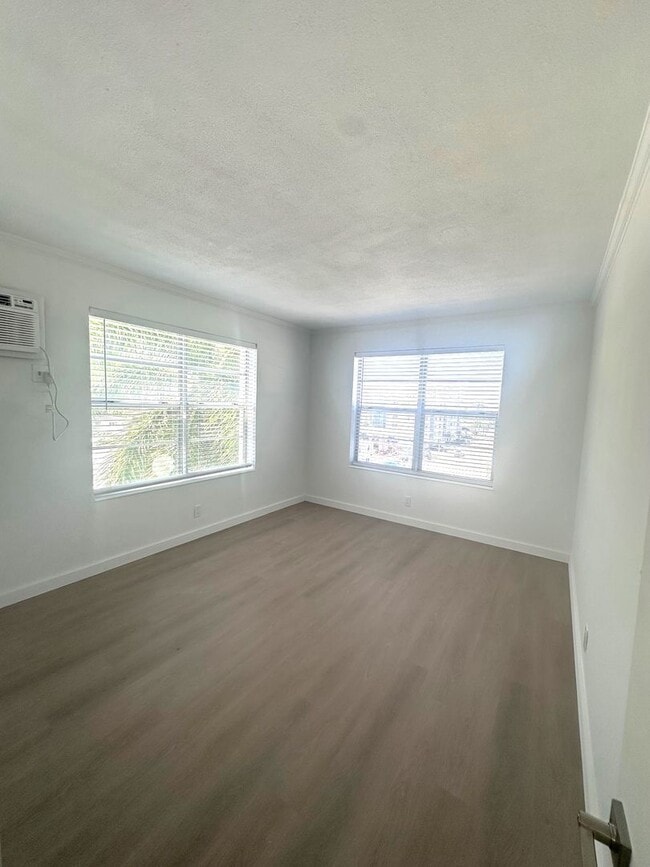 Building Photo - Updated 1 Bedroom 1 Bath Condo - Steps from Fort Lauderdale Beach!
