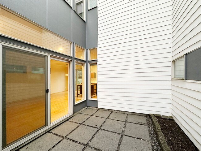 Building Photo - 3bd/2ba Seattle Townhome