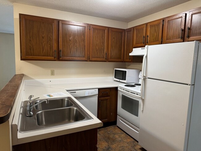 Building Photo - 2 bedroom, 1 bathroom in West Lebanon