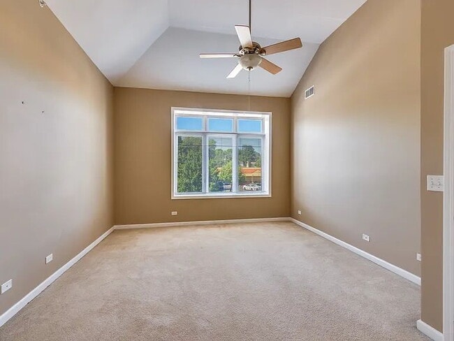 Building Photo - 550 Main St