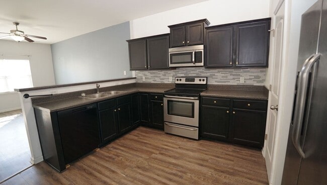 Building Photo - Two Bedroom Two and half Bathrooms Townhome!