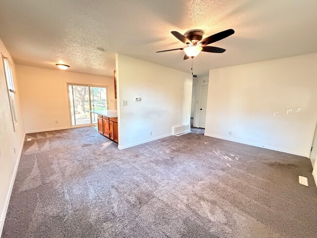 Building Photo - Cute 2 bedroom $795 per month