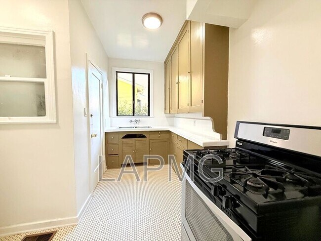 Building Photo - 7733 Hampton Ave