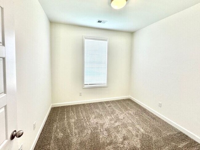 Building Photo - Now Leasing a 4-Bedroom 2.5 Bath Home with Office in Somerville