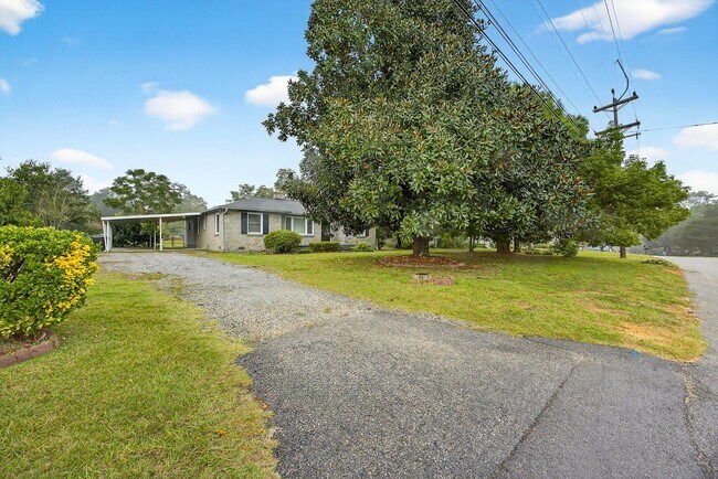 Building Photo - HUGE YARD IN THE HEART OF WECO!