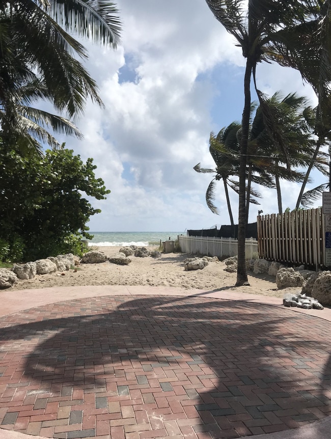 Walk to Beach - 2 Short Blocks - 3000 N Ocean Blvd