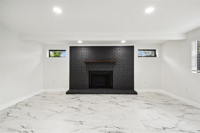 Building Photo - 4910 N Darby Ave