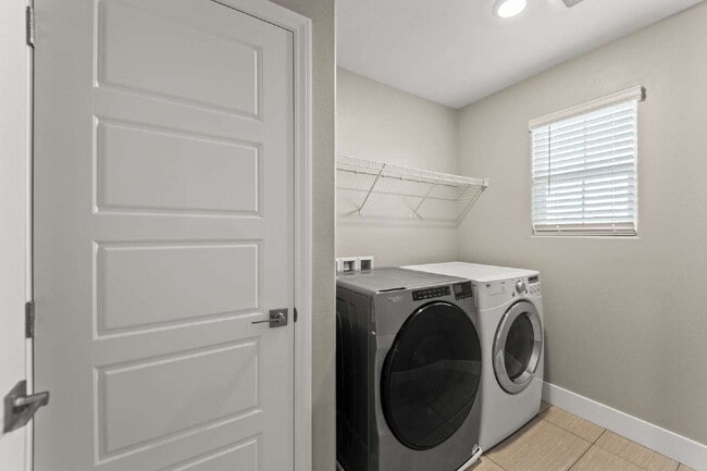 Building Photo - Beautiful two-story home with a bright open floor plan and modern finishes throughout. The spacio...