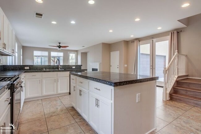 Building Photo - Beautifully 5Bdm 3.5Ba Home in Prime Location