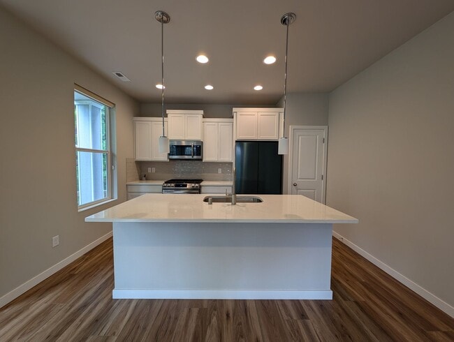 Building Photo - Pristine Bremerton 3 Bedroom Home AVAILABL...