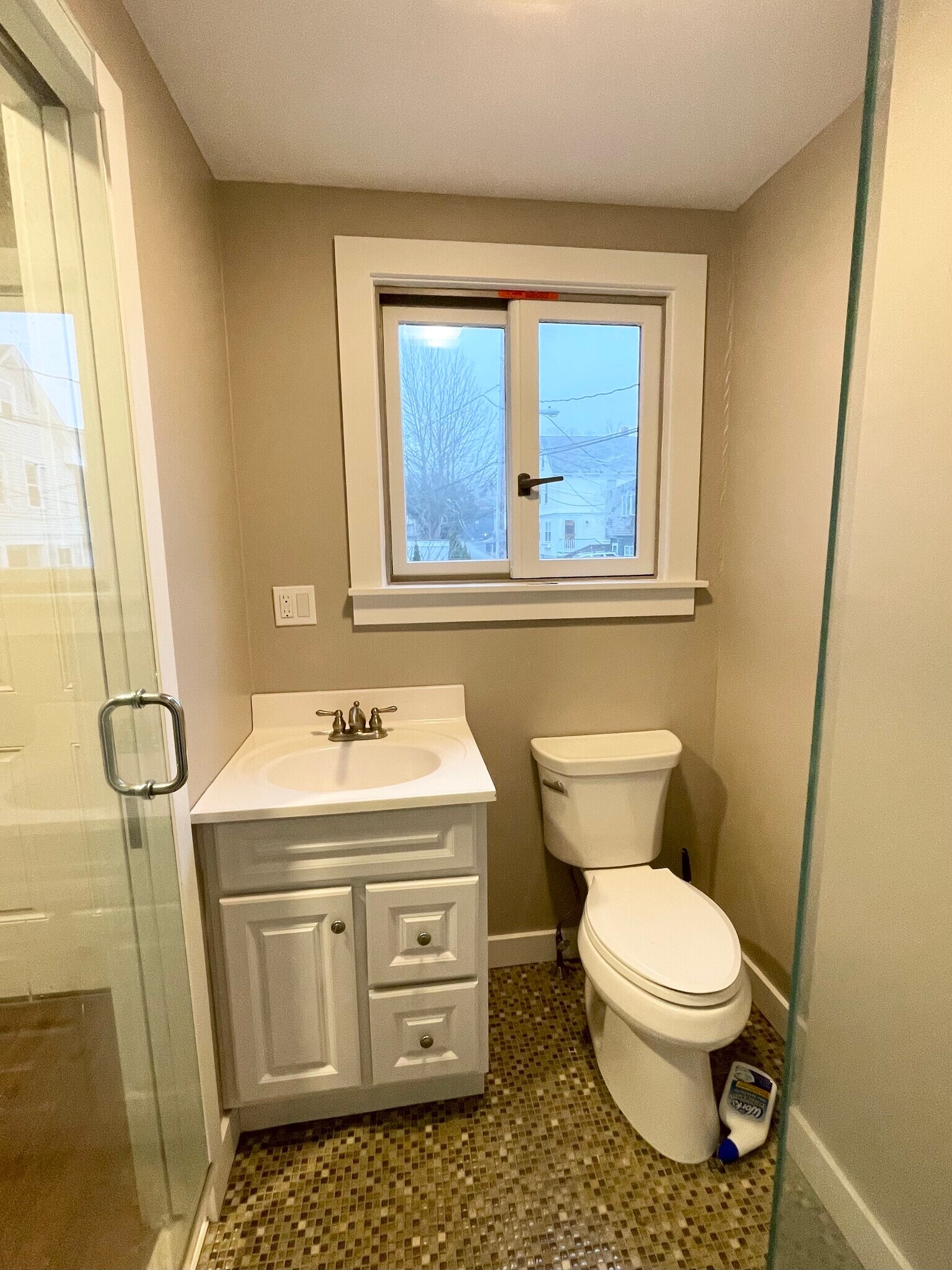 Sunlight in the bathroom - 540 Thames St