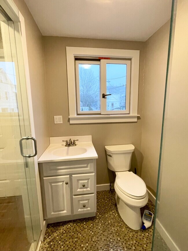 Sunlight in the bathroom - 540 Thames St