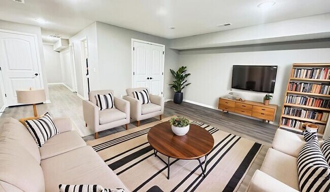 Building Photo - Serrano Townhomes - $100 off er month for 12 months - ask me how!