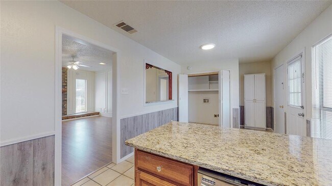 Building Photo - 918 Summer Trail