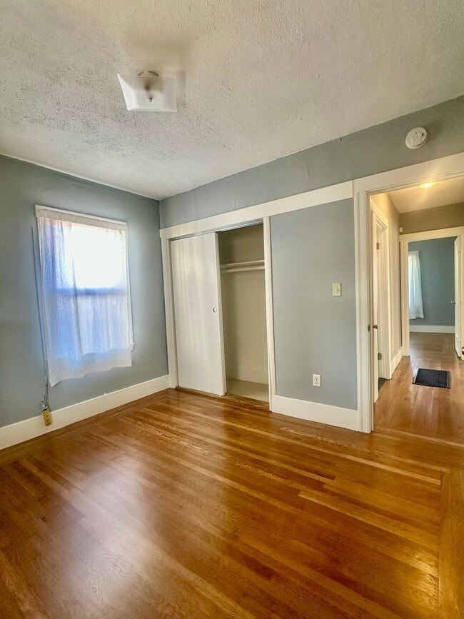 Building Photo - Charming single family home available for ...