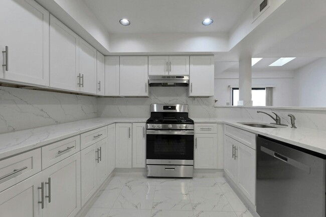 Primary Photo - 806 Spinnaker Ct