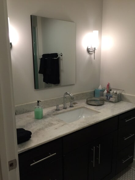 bathroom - 706 N Wells St