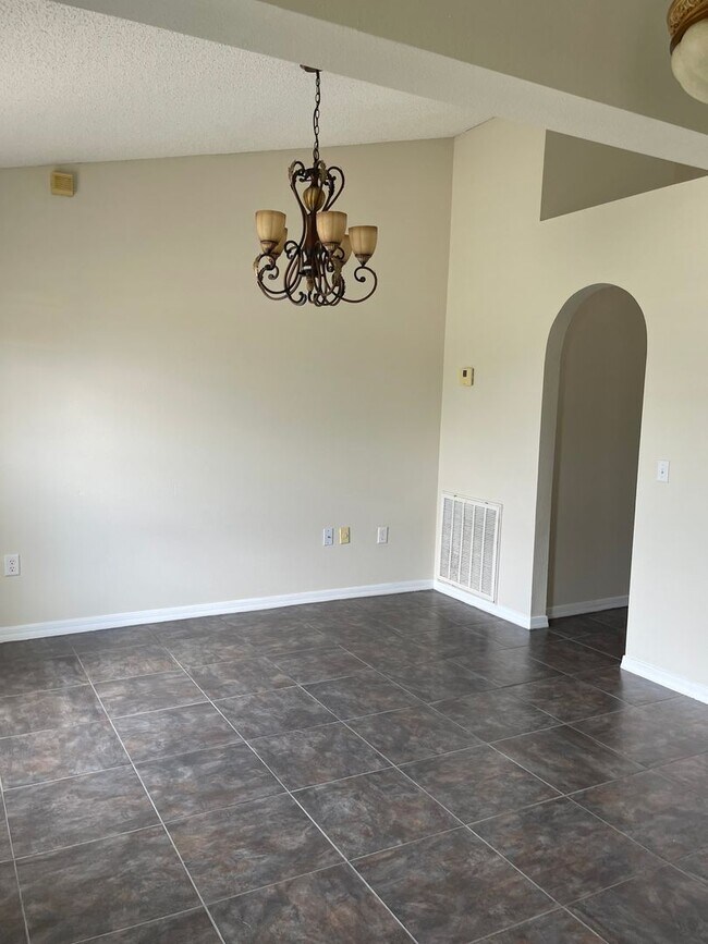 Building Photo - 4 Bedroom, 2 Bathroom, 2 Car Garage Home. Move-in Ready