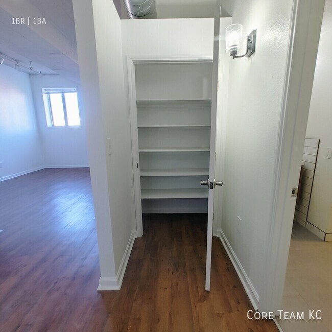 Building Photo - 320 W 7th St