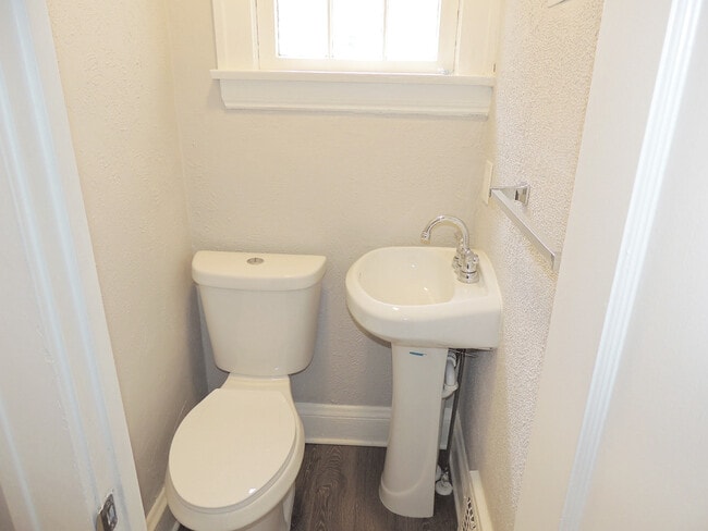 Building Photo - 3 Bed - 1.5 bath Colonial for Rent!