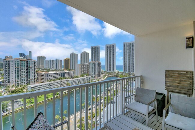 Building Photo - 300 Bayview Dr