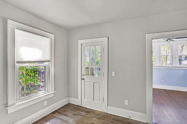 Building Photo - 4 bedroom 3 bath Springfield home