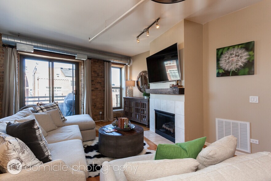 Building Photo - 1735 W Diversey Pky