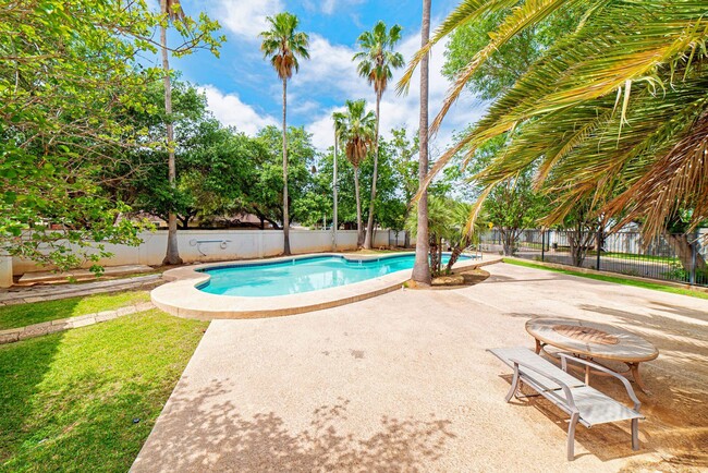 Building Photo - 1800 Country Club Dr
