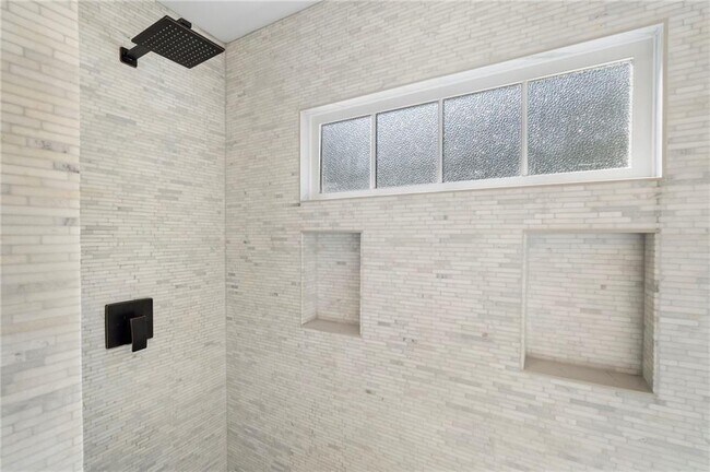 Building Photo - 2512 Brookwood Dr NE