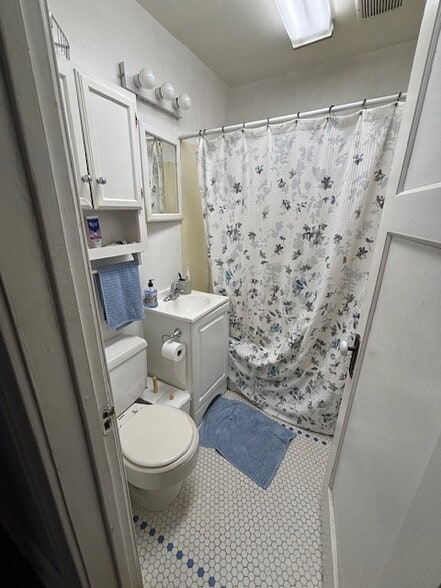 Building Photo - 3076 N Bartlett Ave