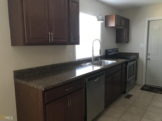 Building Photo - 131 Pineview Dr