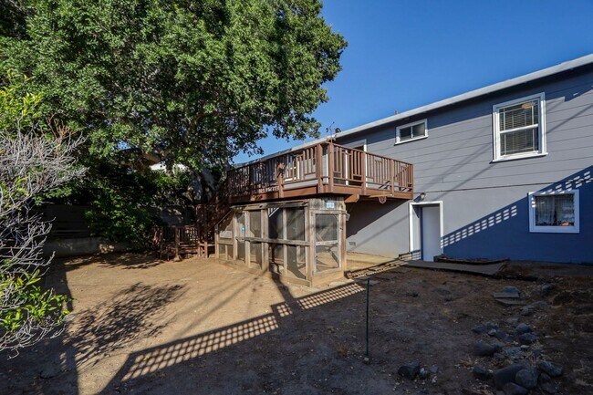Building Photo - 320 La Casa Ave