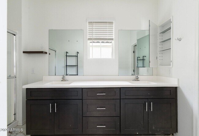 Building Photo - 221 E Balsam Dr