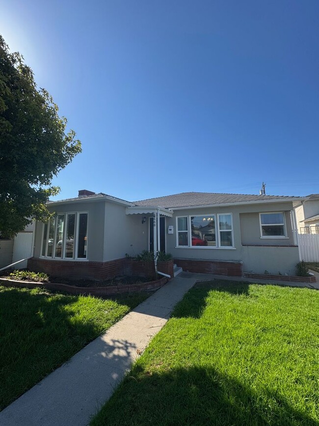 Building Photo - Large 4 bedroom 2 Bathroom for rent