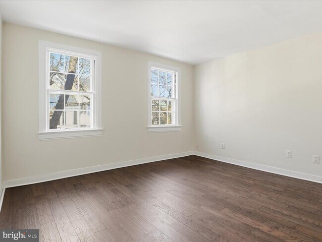 Building Photo - 210 Gibbon St