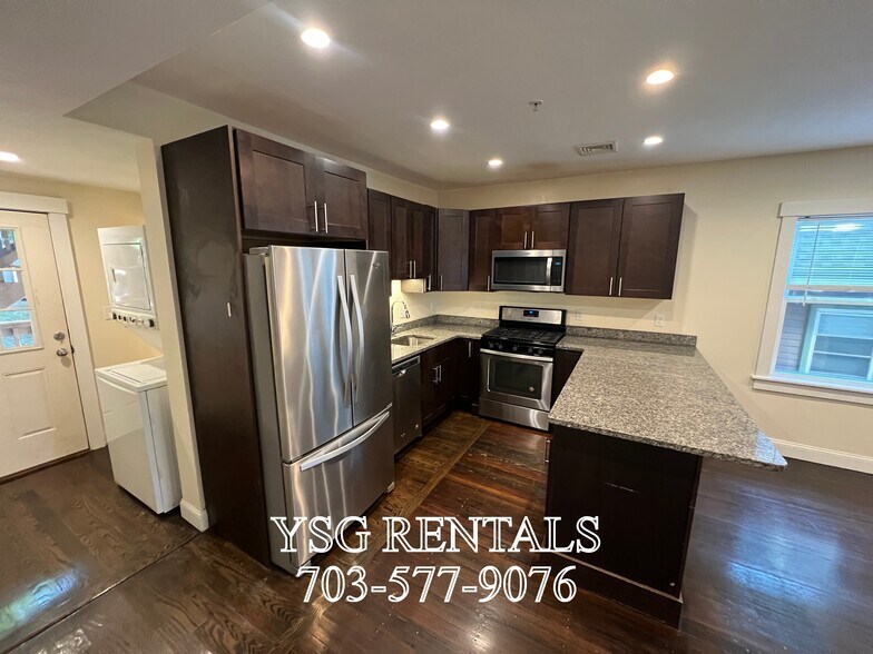 Building Photo - 194 Hillside St