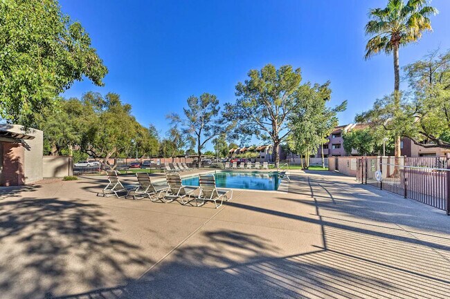 Building Photo - 602 N May