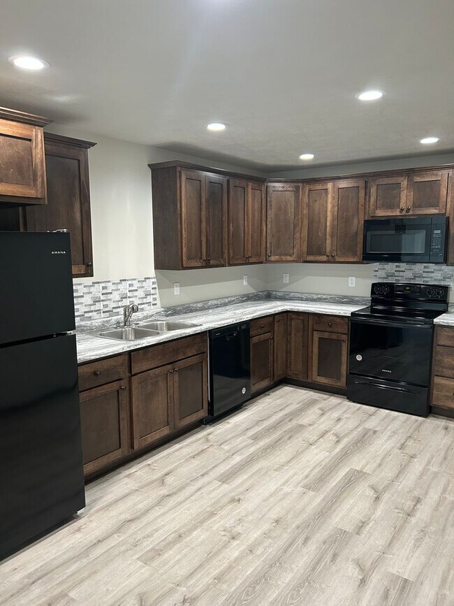 Building Photo - 4 bed 3 bath Townhome For Rent!