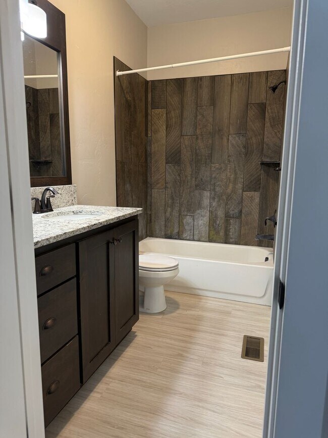 Building Photo - 690 S Saturn Ave