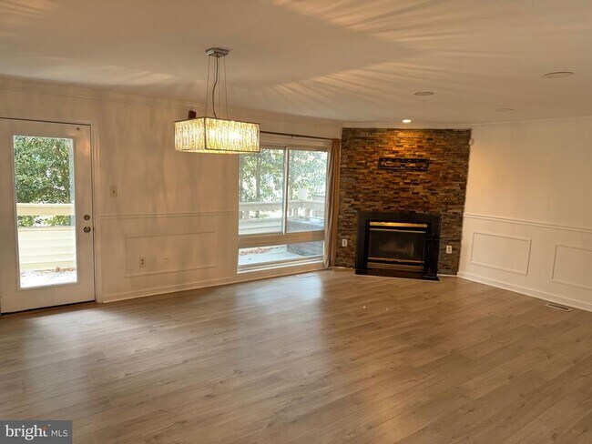 Building Photo - 9759 Lake Shore Dr