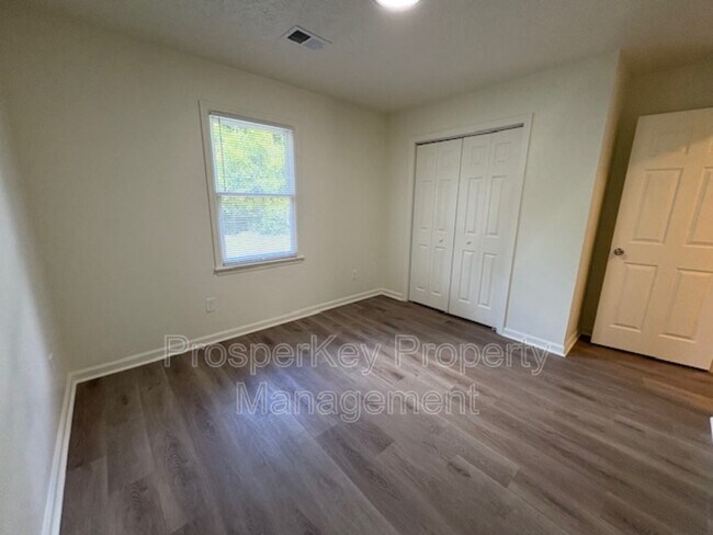 Building Photo - 205 Bonanza Dr