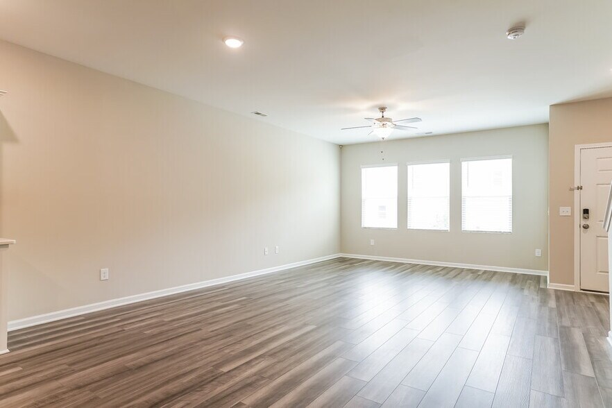 Building Photo - 557 Landing View Dr