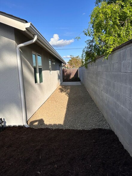 Building Photo - 650 S R St