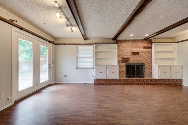 Building Photo - Rollingwood Beauty!