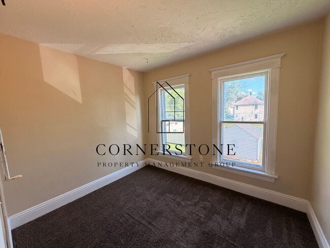 Building Photo - 3 Bedroom House - $850