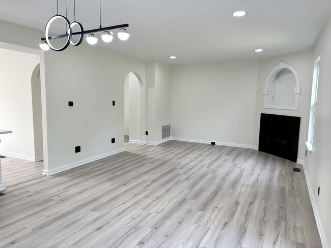 Building Photo - 6422 Lindsey Ln